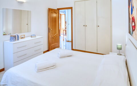 Luigina - Levanto: Room, Wood, Property, Bed, Textile, Interior Design, Floor, Linens, Wall, Door