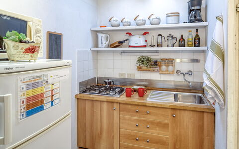 Appartamento Ivana - Levanto: Room, White, Cabinetry, Drawer, Kitchen, Kitchen Appliance, Major Appliance, Shelving, Cupboard, Shelf