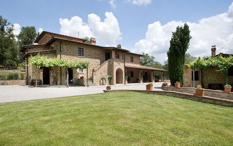 Agriturismo L'incrociata: Cloud, Sky, Plant, Building, Tree, Land Lot, Grass, Residential Area, Landscape, Real Estate