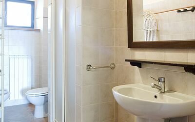 Greppia: Mirror, Tap, Sink, Plumbing Fixture, Property, Bathroom Sink, Wood, Building, Bathroom, Purple