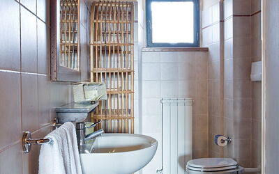 Arco: Mirror, Tap, Sink, Property, Plumbing Fixture, Bathroom, Bathroom Sink, Building, Purple, Architecture