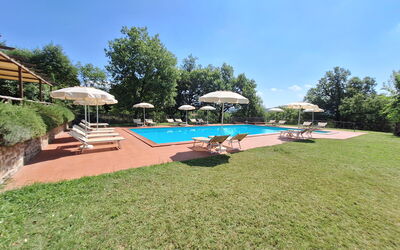 Agriturismo L'incrociata: Swimming Pool, Resort, Eco Hotel, Hacienda, Estate, Villa, Garden, Landscaping, Shade, Hotel