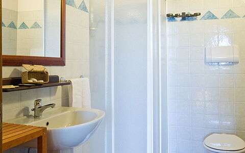 Cottage Capanna: Mirror, Property, Plumbing Fixture, Bathroom, Tap, Sink, Purple, Building, Bathroom Sink