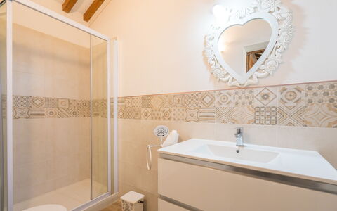 Borgo San Vincenti: Brown, Mirror, Tap, Plumbing Fixture, Property, Sink, Bathroom Sink, Building, Bathroom