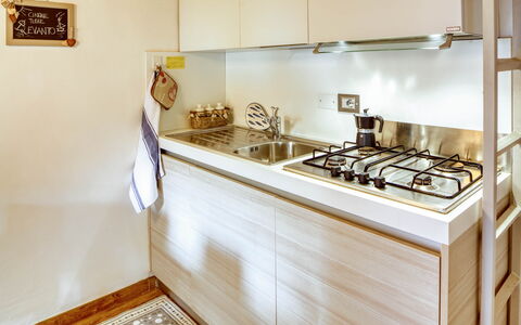 Studio Fede - Levanto: Countertop, Cabinetry, Gas Stove, Kitchen Appliance, Cooktop, Kitchen Stove, Kitchen, Wood, Stove, Home Appliance