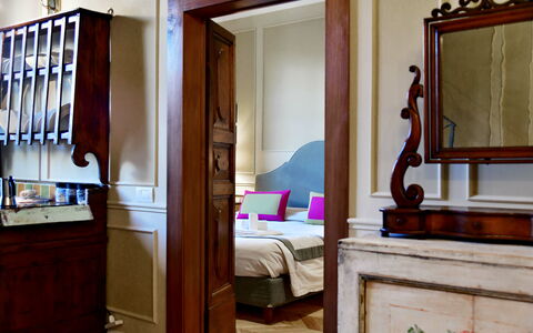 Appartamenti Troise: Mirror, Cabinetry, Furniture, Property, Building, Drawer, Comfort, Wood, Chest Of Drawers, Bed Frame