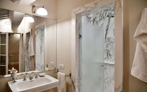 Appartamenti Troise: Mirror, Tap, Sink, Property, Plumbing Fixture, Bathroom Sink, Bathroom, Interior Design, Floor, Wall