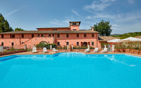 Agriturismo Il Molino Di Uncinano: Water, Sky, Cloud, Property, Building, Plant, Swimming Pool, Tree, Azure, Chair