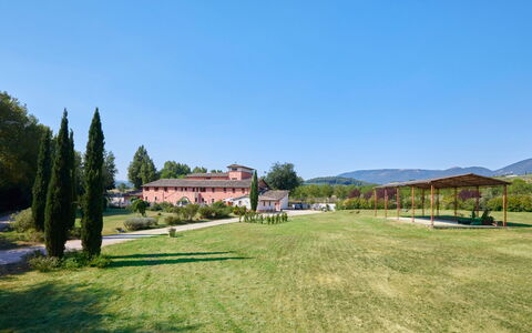 Agriturismo Il Molino Di Uncinano: Sky, Plant, Property, Tree, Natural Landscape, Land Lot, House, Grass, Cottage, Grassland