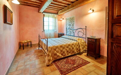 Accommodation:&nbsp;Morganite