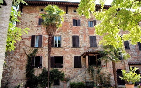 Residenza D'epoca: Plant, Window, Building, Tree, Vegetation, Urban Design, Condominium, Brick, Neighbourhood, Residential Area