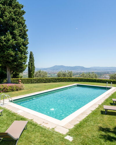 Villa Lastra: Water, Sky, Property, Plant, Natural Landscape, Botany, Swimming Pool, Rectangle, Outdoor Furniture, Shade