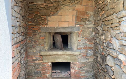Il Pozzo Di San Barnaba: Wood, Brick, Brickwork, Building, Masonry Oven, Hearth, House, Gas, Stone Wall