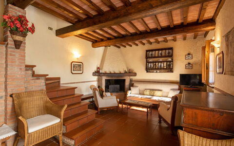 Casa Del Colle: Furniture, Couch, Property, Picture Frame, Building, Table, Wood, Interior Design, Living Room, Houseplant
