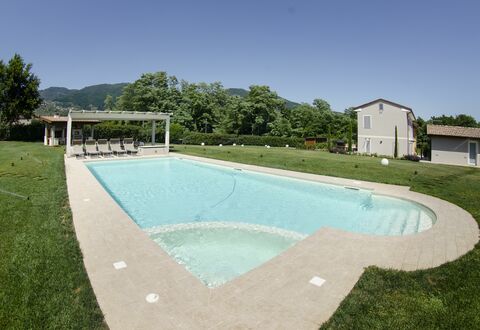 Tenuta Il Giardino Proprietà: Water, Sky, Swimming Pool, Azure, Tree, Shade, Building, Plant, Land Lot, Grass