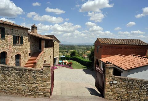 San Lorenzo: Cloud, Sky, Window, Plant, Building, Tree, House, Land Lot, Cottage, Neighbourhood