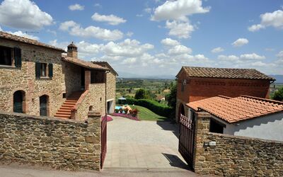 San Lorenzo: Cloud, Sky, Window, Plant, Building, Tree, House, Land Lot, Cottage, Neighbourhood