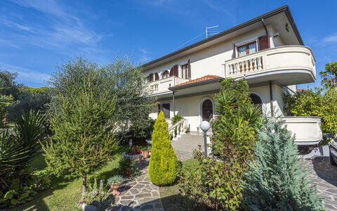 Residenza Garosi: Sky, Plant, Building, Cloud, Property, Window, Tree, House, Leisure, Facade