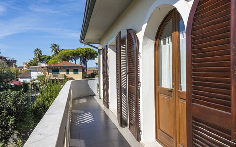 Residenza Garosi: Sky, Daytime, Property, Cloud, Plant, Building, Shade, Residential Area, Tree, Wood