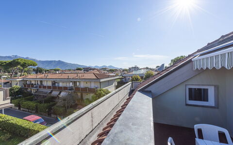 Casa Serchio: Sky, Plant, Daytime, Building, Window, Tree, House, Urban Design, Real Estate, Landscape