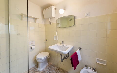 Villa Vigliano: Mirror, Sink, Plumbing Fixture, Tap, Property, Bathroom Sink, Toilet Seat, Building, Purple, Bathroom