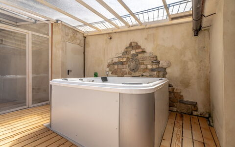 Villa Montone: Bathtub, Flooring, Plumbing Fixture, Floor, Bathroom, Jacuzzi, Plumbing, Tile, Hotel