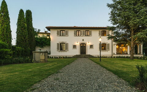 Le Due Ville: Plant, Sky, Window, Building, Green, Tree, House, Land Lot, Grass, Cottage