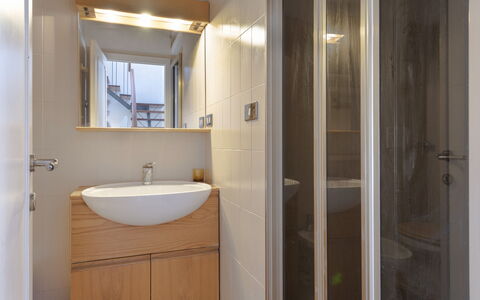 Casa Lelia: Tap, Mirror, Bathroom Sink, Plumbing Fixture, Sink, Bathroom, Wood, Interior Design, Floor