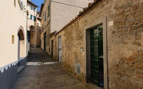 Appartamento Palei: Window, Building, Door, Road Surface, Wood, Flooring, House, Road, Sky