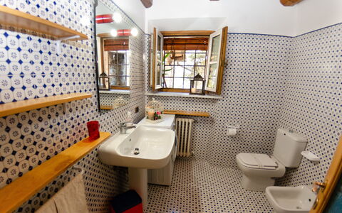 Le Piane: Mirror, Sink, Tap, Property, Plumbing Fixture, Bathroom Sink, Bathroom, Building, Interior Design, Wall