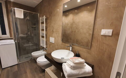 Loft Lucca: Flooring, Floor, Interior Design, Plumbing Fixture, Room, Brown, Furniture, Bathroom, Home, Plumbing