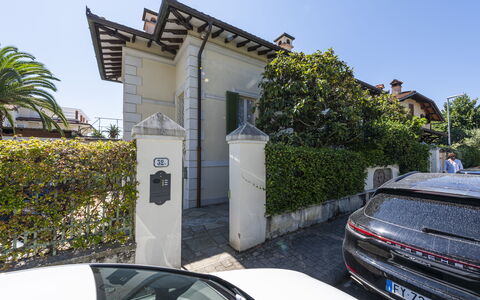 La Villetta: Sky, Car, Plant, Vehicle, Building, Motor Vehicle