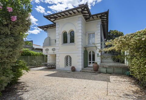 La Villetta: Cloud, Sky, Building, Plant, Window, Azure, Door, Neighbourhood, Residential Area, House