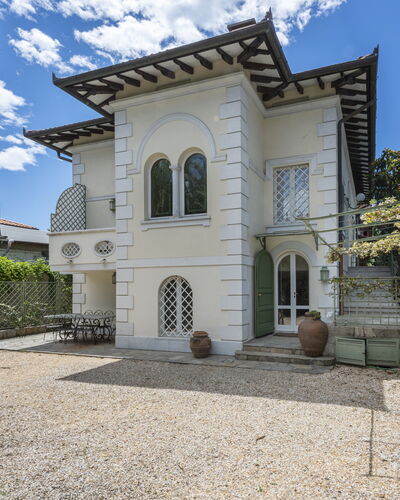 La Villetta: Cloud, Sky, Building, Plant, Window, Azure, Door, Neighbourhood, Residential Area, House