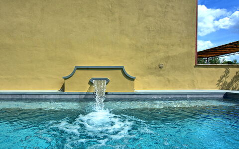 Casa Lionardo: Water, Blue, Swimming Pool, Cloud, Sky, Rectangle, Leisure, Landscape
