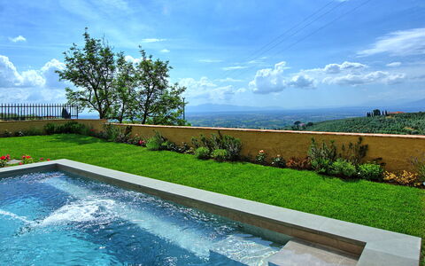 Casa Lionardo: Cloud, Water, Sky, Plant, Daytime, Azure, Natural Landscape, Rectangle, Tree, Swimming Pool