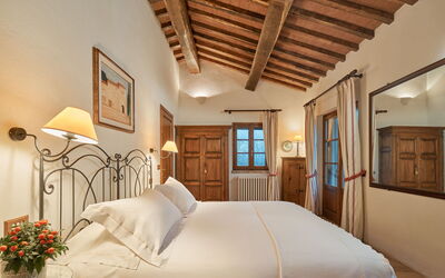 La Casetta: Property, Furniture, Building, Picture Frame, Comfort, Wood, Interior Design, Bed Frame, Lamp, Floor