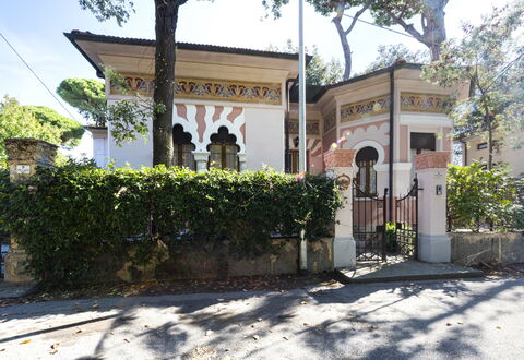 Villa Marconi: Plant, Property, Sky, Tree, Wall, Facade, Leisure, Building, City, Place Of Worship