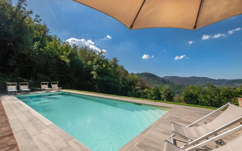 San Tommaso: Water, Sky, Property, Daytime, Swimming Pool, Azure, Nature, Umbrella, Building, Cloud