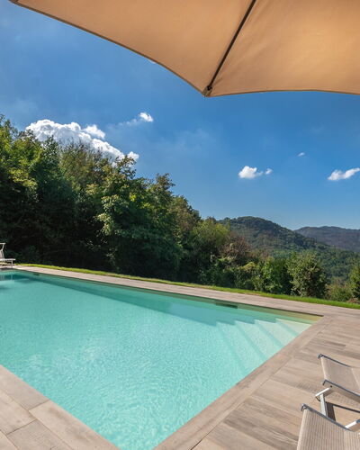 San Tommaso: Water, Sky, Property, Daytime, Swimming Pool, Azure, Nature, Umbrella, Building, Cloud