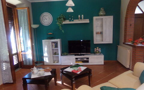 Il Campanile: Property, Furniture, Table, Picture Frame, Azure, Living Room, Interior Design, Wood, Couch, Floor