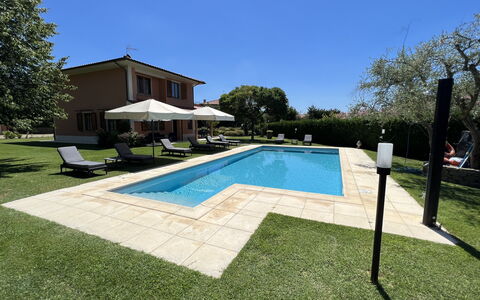 Villino Setteponti: Sky, Water, Plant, Swimming Pool, Building, Tree, Shade, Grass, Residential Area, Rectangle