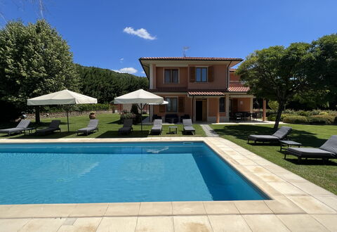 Villino Setteponti: Plant, Sky, Property, Water, Swimming Pool, Building, Azure, Shade, Cloud, Grass
