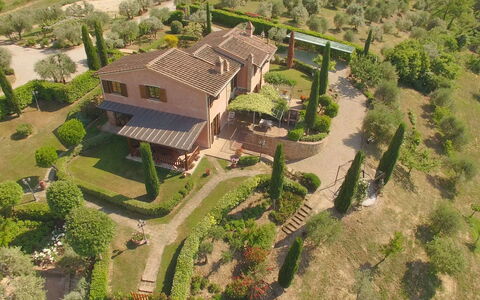 Villa i Colli: Plant, Building, Land Lot, Tree, Urban Design, House, Natural Landscape, Neighbourhood, Residential Area, Grass