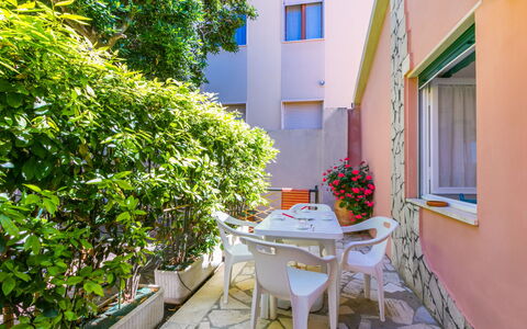 San Vincenzo 644: Yard, Houseplant, Balcony, Courtyard