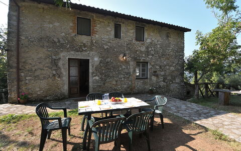 Villa Antelminelli: Plant, Property, Building, Furniture, Window, Table, Sky, Tree, Chair, Outdoor Table