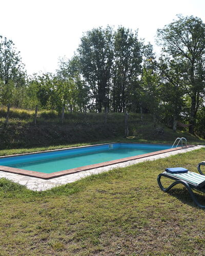 Villa Antelminelli: Plant, Sky, Swimming Pool, Tree, Shade, Outdoor Furniture, Outdoor Bench, Rectangle, Leisure, Grass