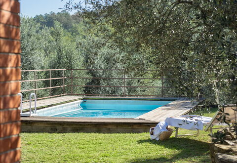 Residenza la Casuccia: Water, Plant, Swimming Pool, Shade, Leisure, Grass, Composite Material, Landscape, Wood, Rectangle