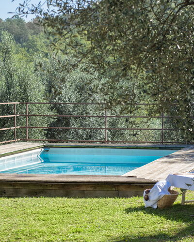 Residenza la Casuccia: Water, Plant, Swimming Pool, Shade, Leisure, Grass, Composite Material, Landscape, Wood, Rectangle