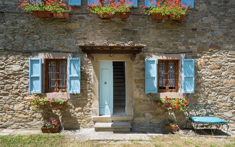 Villa La Vigna: Plant, Building, Window, Daytime, Property, Flower, Azure, Leaf, Door, Wood